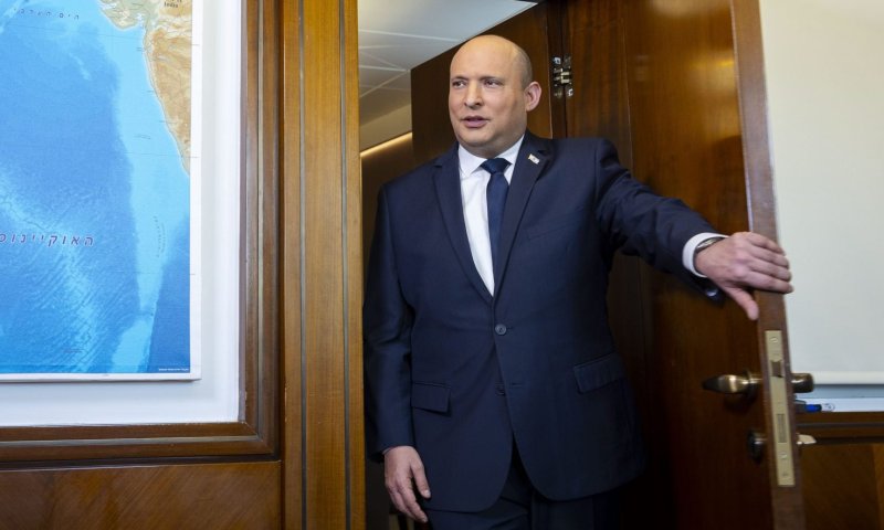 בצל הסקרים המחמיאים: בנט חוזר לסיעת 'ימינה'