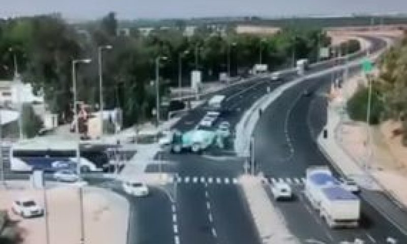 נהג מערבל מיהר להספיק את הרמזור והתהפך. צפו