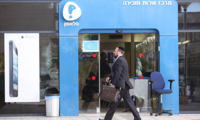 קראה למחבל "אהובי" ופוטרה מעבודתה