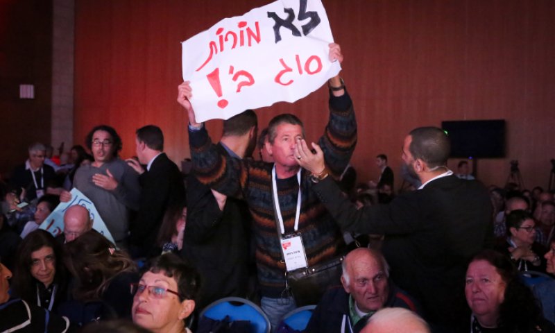 מורי הקבלן מחאו נגד השר נפתלי בנט