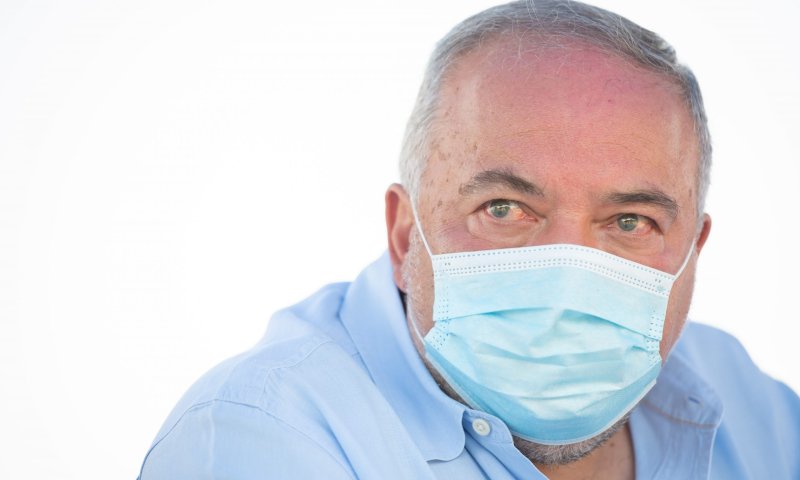 ליברמן עודד את מפרי הסגר ועורר סערה