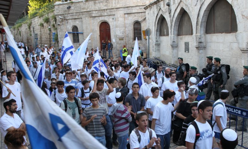 מכה לשמאל: נדחתה העתירה נגד ריקוד הדגלים