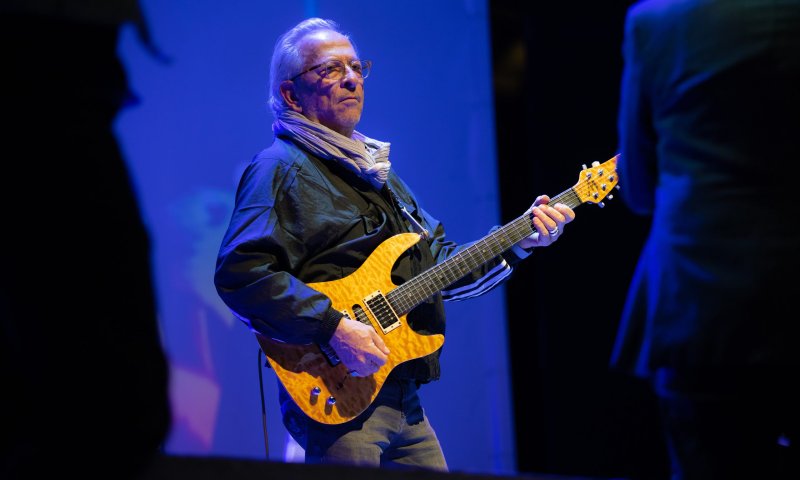 דרמה על הבמה: הגיטריסט חיים רומנו נפצע בחזרות