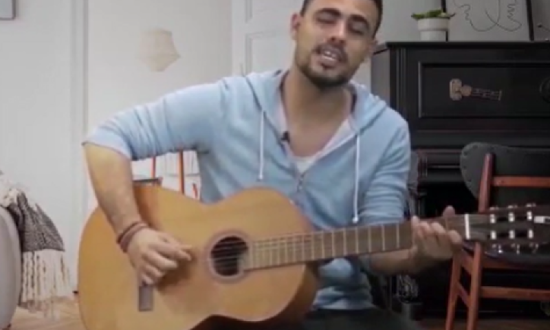 צפו: הזמר אבינועם דריקס בפרוייקט 'זיכרון בסלון'