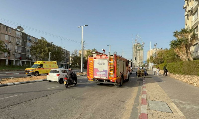 שריפה פרצה בבניין מגורים בחולון: בת 71 נפצעה משאיפת עשן