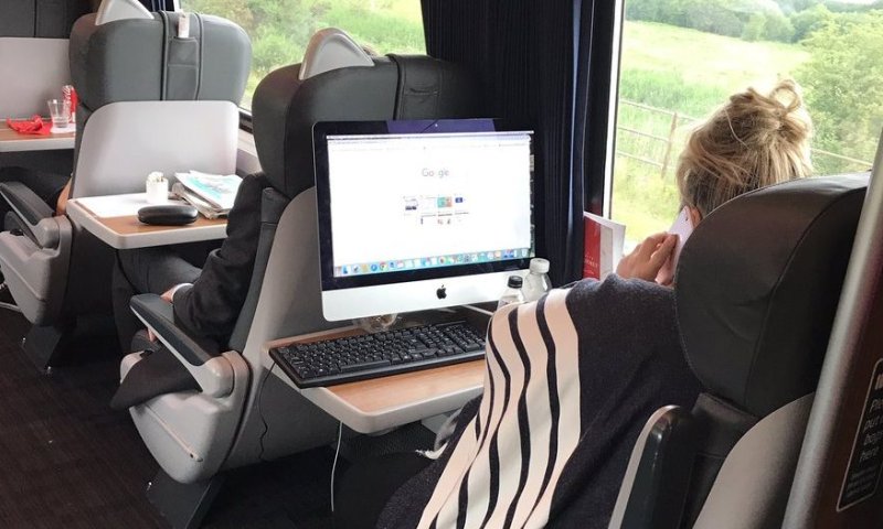 הרשת עדין מנסה לפענח את התיעוד המוזר הזה ברכבת