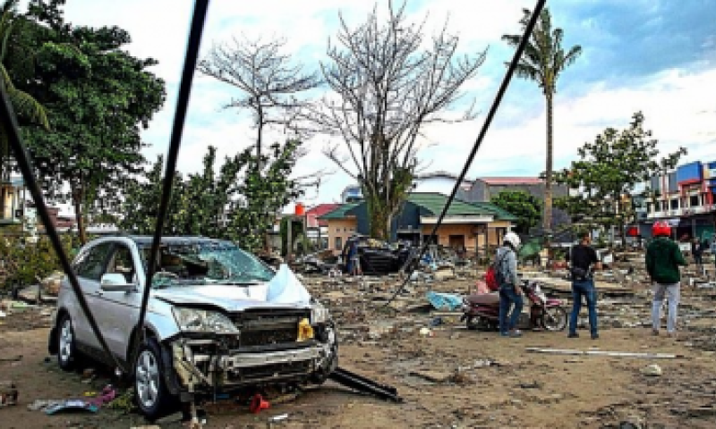 צפו בתיעוד: רגע פגיעת הצונאמי באינדונזיה