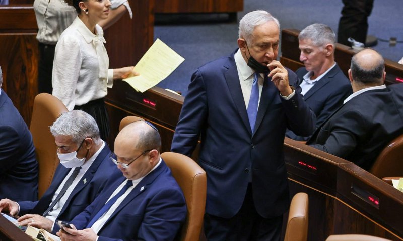 בנט: "ביבי פגש את מנסור עבאס בהיחבא. כמו פילגש"