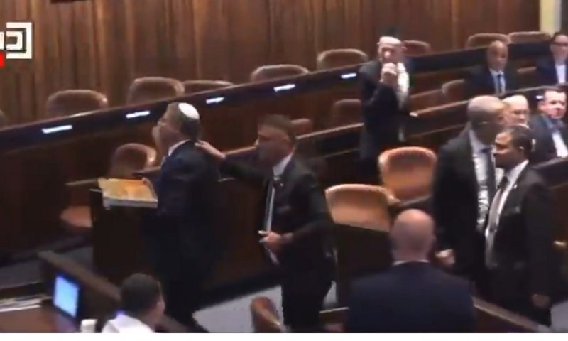 צפו: בן גביר מחלק בקלוואות בכנסת