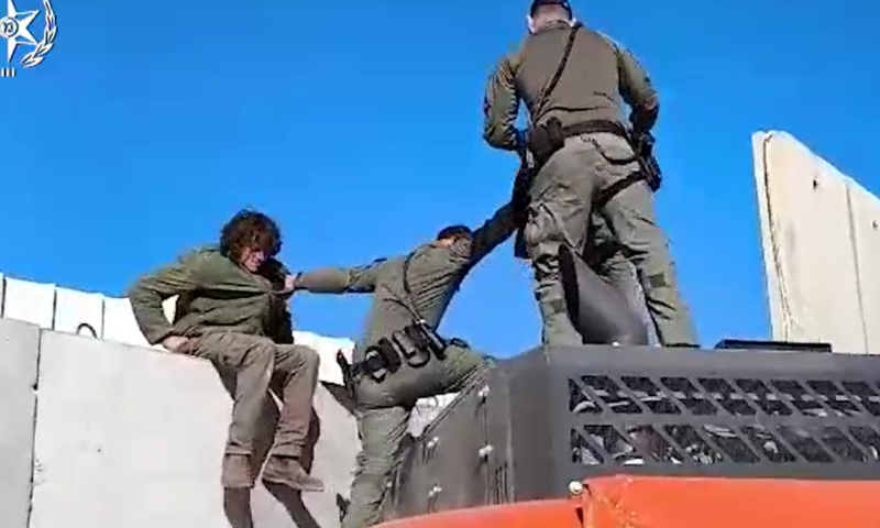 עשרות מפגינים פונו בכח במעבר ניצנה | צפו