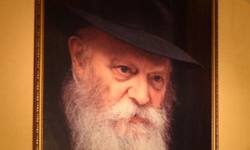 אם הוא נפטר לפני 24 שנים, למה הם מאמינים שהוא חי?