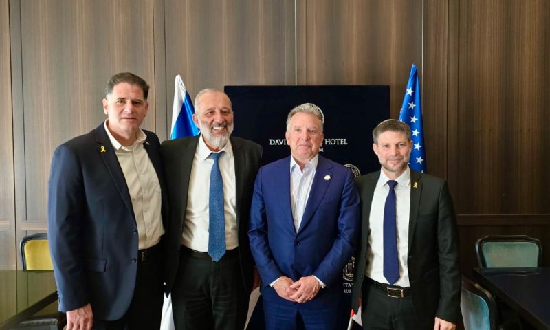 בזמן שחרור החטופות: ויטקוף נפגש עם סמוטריץ' ודרעי