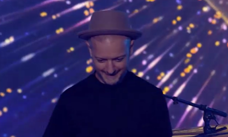 הזמר שחזר בתשובה ונעלם חוזר לבמה. צפו בקאמבק