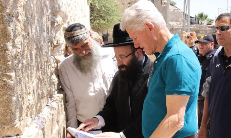לפני החגיגה לפרס: קלינטון ביקר בכותל המערבי