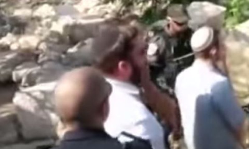 השוטר חסם את פיו של היהודי מלומר קדיש. צפו