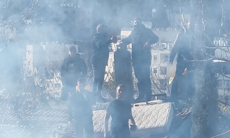 המשטרה התקפלה, נדחה פינוי המתבצרים הערבים