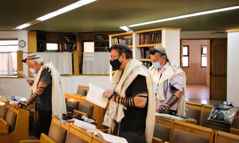 פסק הלכה: אסור למתנגדי חיסונים להכנס לבית כנסת