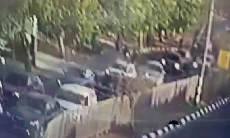 נוסע נגד כיוון התנועה בכיכר: תיעוד הפיגוע באריאל