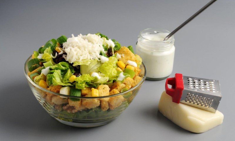 מתכון קייצי מרענן: מיקס סלט ירוק וקרוטונים