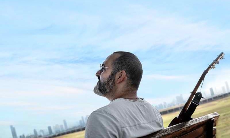 צונח למעלה: קובי אפללו משיק סינגל חדש &bull; צפו