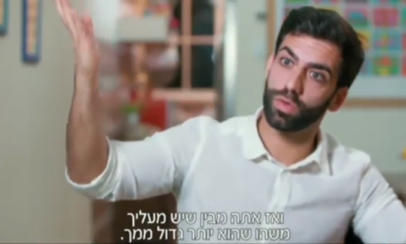 צפו: הזמר אליעד נחום מספר על ההתקרבות לדת