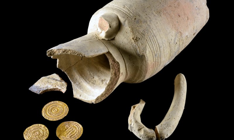 כד חרס ובו 4 מטבעות זהב נחשף במעלית הכותל