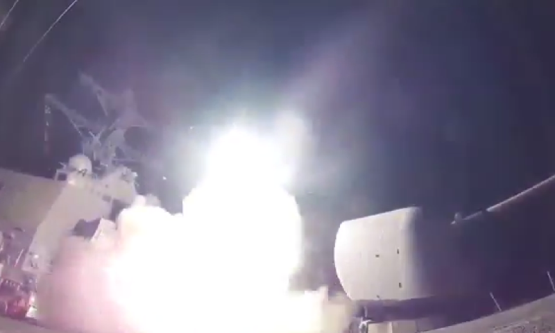 מתקפת טילים אמריקאית על צבא אסד; צפו בתיעוד