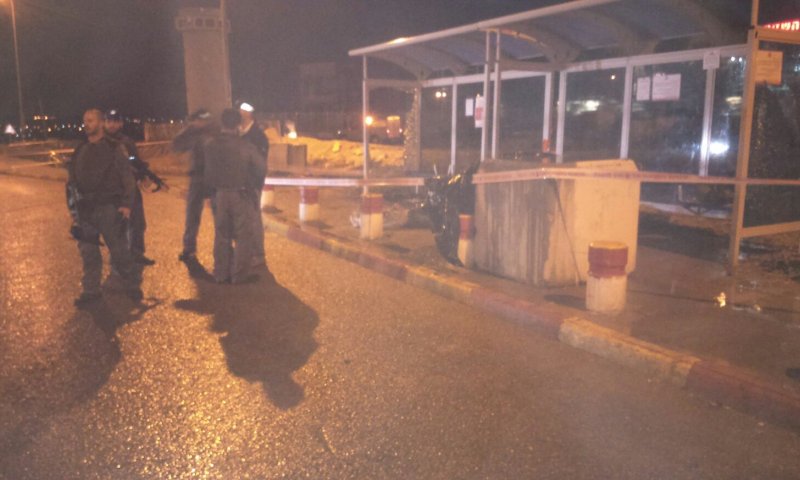 פיגוע דקירה בצומת הגוש; שני מחבלים חוסלו