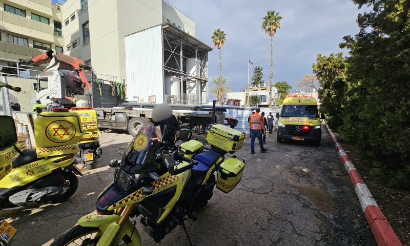 מנוף קרס באתר בנייה בפתח תקווה, 2 פצועים במקום