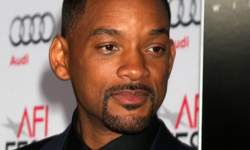 וויל סמית' מחטיף אגרוף למנחה האוסקר | צפו: