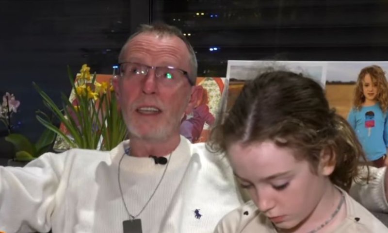 צפו: אמילי הנד מוחה את הדמעות מהפנים של אביה