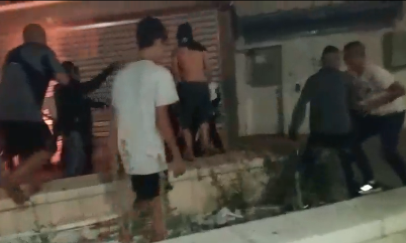 צפו &bull; בגלל מדורה: קטטה המונית בין חרדים לחילונים