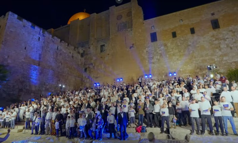 איך חוגגים בסוכות? עם תלבושות, חצוצרות ו-800 לוויים