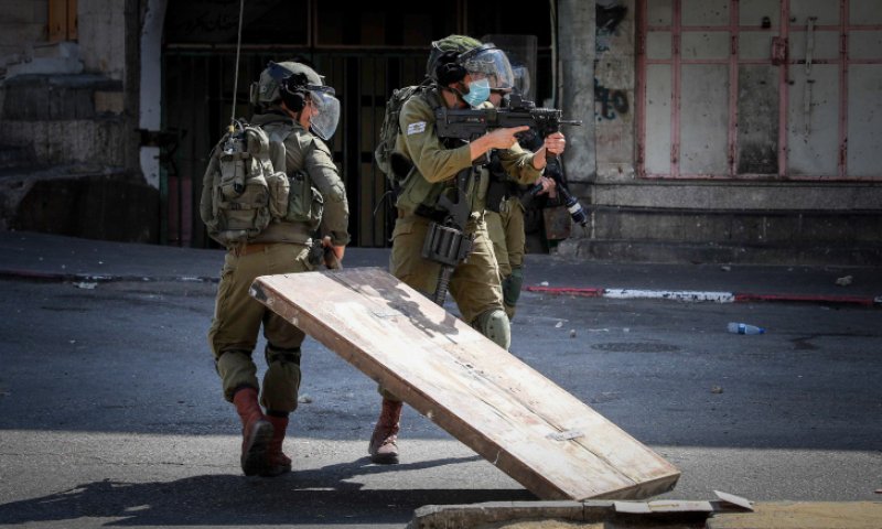 עינב: מחבלים השליכו בקבוקי תבערה על חיילים