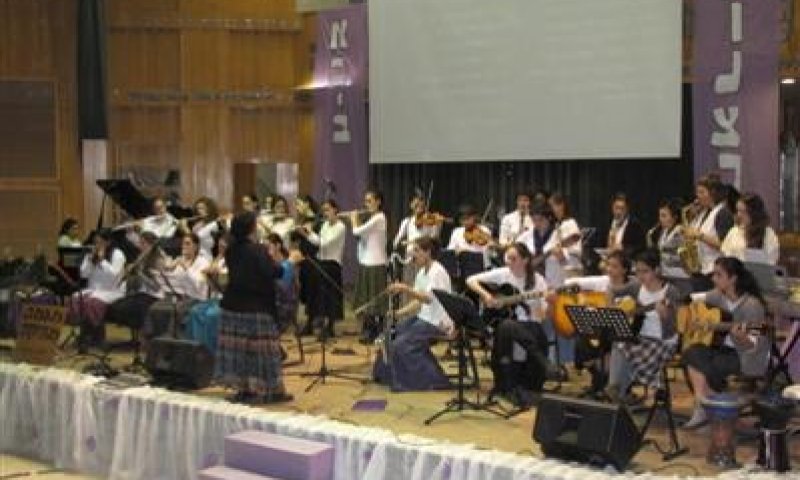 אולפנת כפר פינס חגגה 90 לרב פירון בקונצרט חגיגי