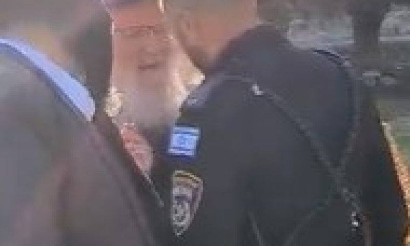 מקומם: שוטר איים לעצור את הרב הסרוג בן ה-73. צפו