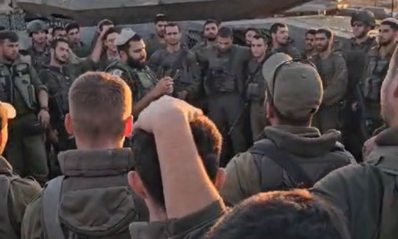 מרגש: לוחמים בתפילה לפני הכניסה לרפיח