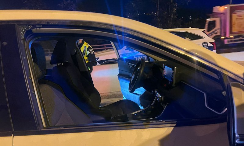 לאחר מרדף בכביש 1: בן 17 ללא רישיון גנב רכב ונעצר