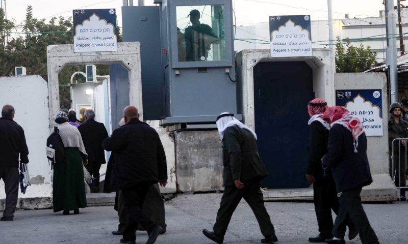 צעירה יהודייה שוטטה עם בתה במרכז בית לחם וחולצה