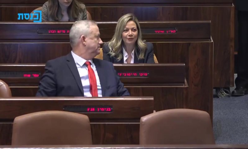 רגע אחרי ההצבעה: מה לחש גנץ לחיימוביץ? &bull; צפו