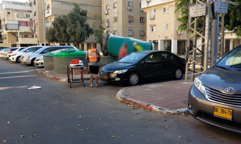 אשדוד: פח מוטמן נפל על פועל אשפה; מצבו בינוני