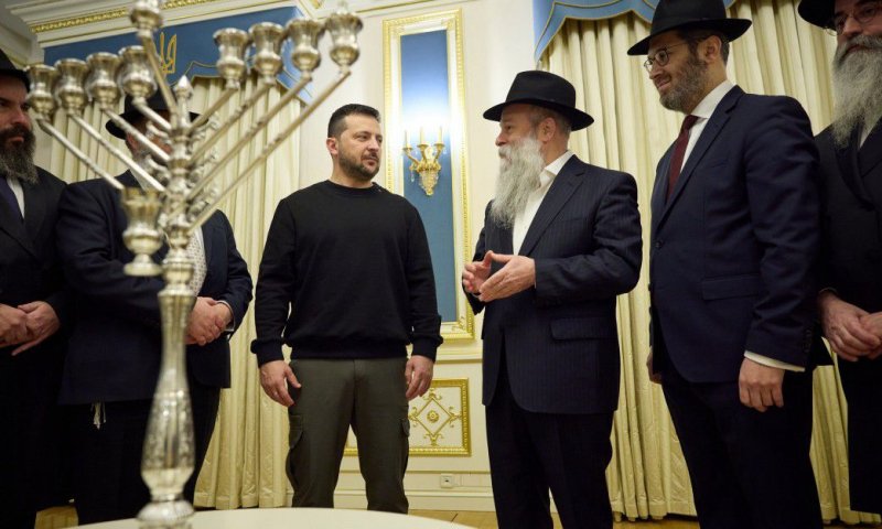 זלנסקי הדליק נר חנוכה: "האור ינצח כאן ובישראל"