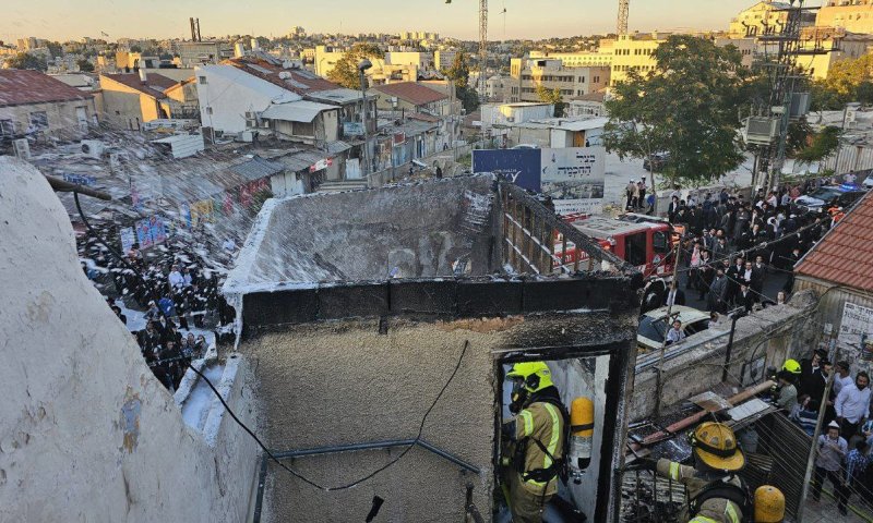 ירושלים: שריפה וקריסת גג, חולצו ילדים לכודים