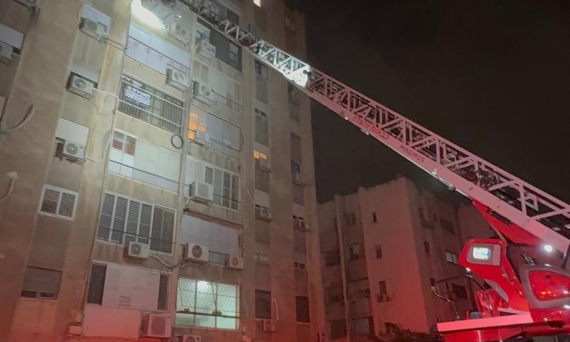 ליל שבת: שריפה פרצה בבניין מגורים. 10 לכודים חולצו. צפו