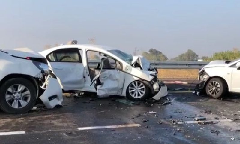 הרוגה בתאונת דרכים קשה בין שלושה כלי רכב