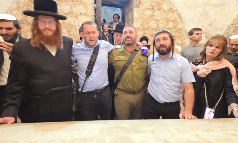 אלפי מתפללים נכנסו הלילה לקבר יוסף לפני ראש חודש חשוון. צפו