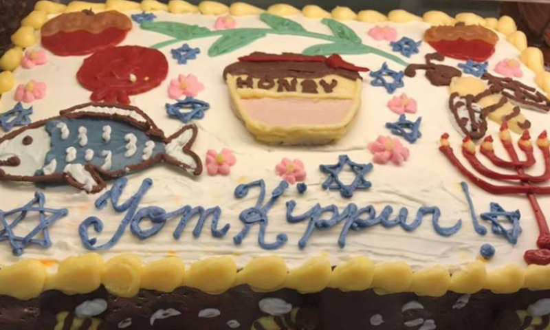 מביך: רשת מזון מכרו עוגת כיפור והפכו לבדיחה