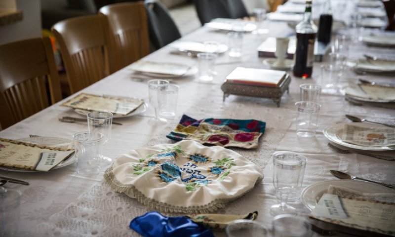 צפו: הלכות ליל הסדר שחל במוצאי שבת