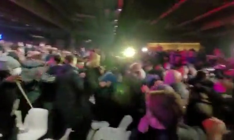 צפו: מהומה בעצרת מועמד הימין הקיצוני היהודי בצרפת