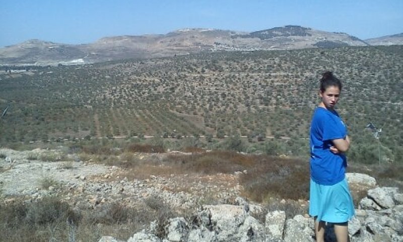 תמר פוגל מפגינה נגד המסיק של משפחת הרוצחים